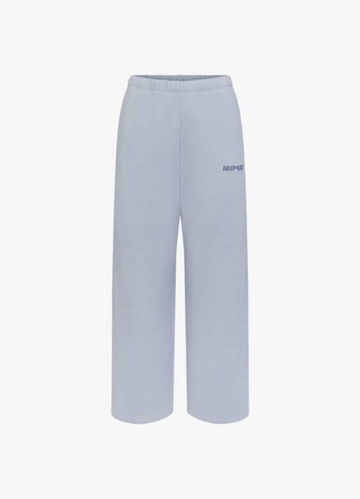 SKIMS Cotton Fleece low waist straight fit joggingbroek met logo - voorkant lichtblauw