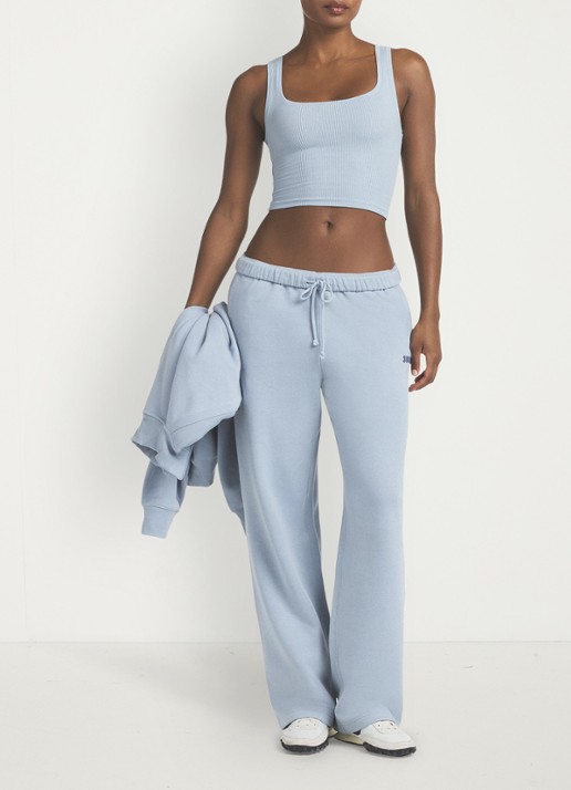 SKIMS Cotton Fleece low waist straight fit joggingbroek met logo - voorkant 2 lichtblauw