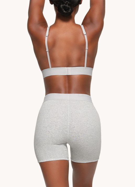 SKIMS Cotton Rib high waist korte loungebroek met ribstructuur - achterkant 2 grijsmele