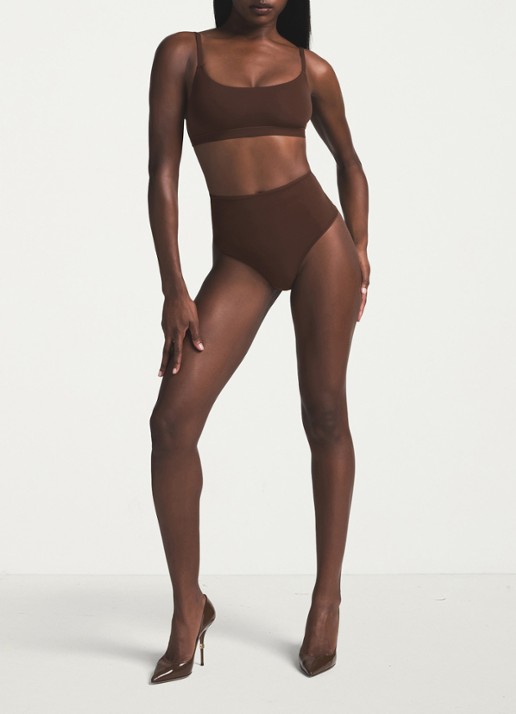 SKIMS Fits Everybody string - voorkant 3 chocoladebruin