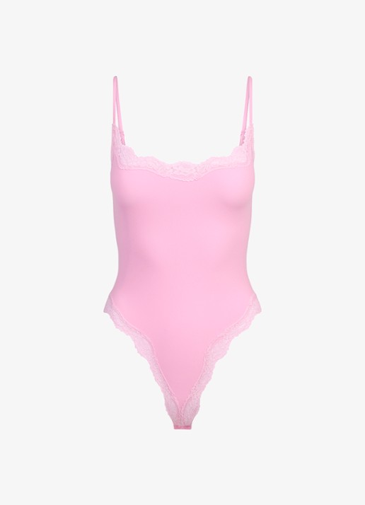 SKIMS Fits Everybody stringbody met details van kant  - voorkant 7 roze