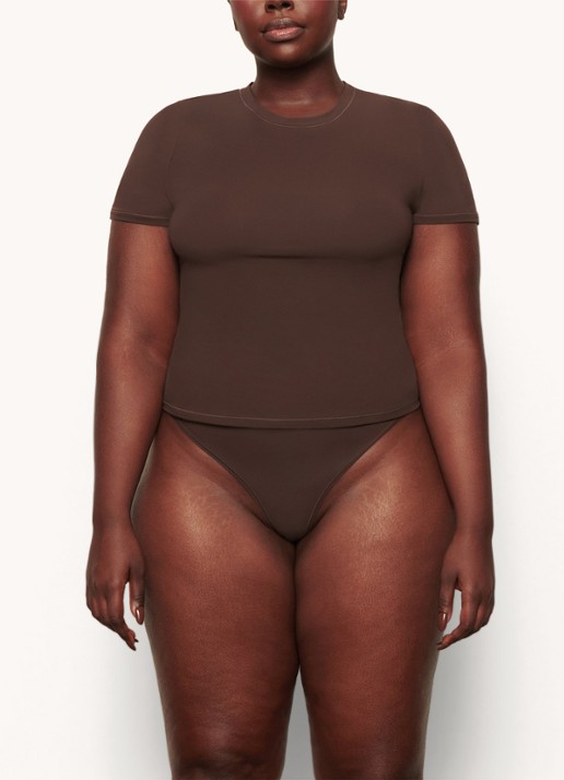 SKIMS Fits Everybody T-shirt met ronde hals - detail 2 chocoladebruin