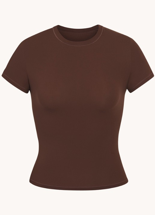 SKIMS Fits Everybody T-shirt met ronde hals - voorkant chocoladebruin