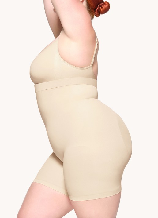 SKIMS Seamless Sculpt high waisted corrigerende short - detail 3 zand