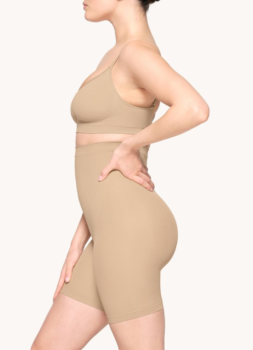 SKIMS Seamless Sculpt high waisted corrigerende short - detail 4 beige
