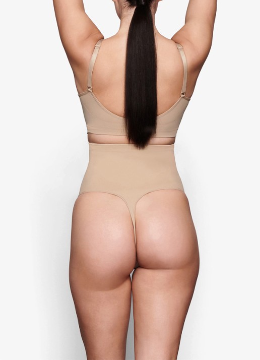 SKIMS Seamless Sculpt high waisted corrigerende string - achterkant 4 beige