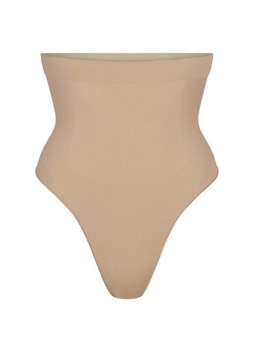 SKIMS Seamless Sculpt high waisted corrigerende string - voorkant beige