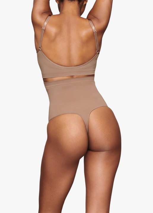 SKIMS Seamless Sculpt high waisted corrigerende string - achterkant 2 lichtbruin