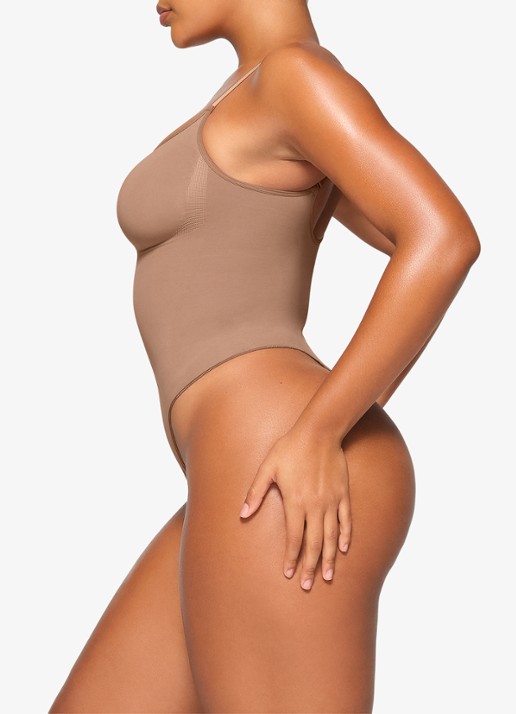 SKIMS Seamless Sculpt low back corrigerende body - detail 4 beige