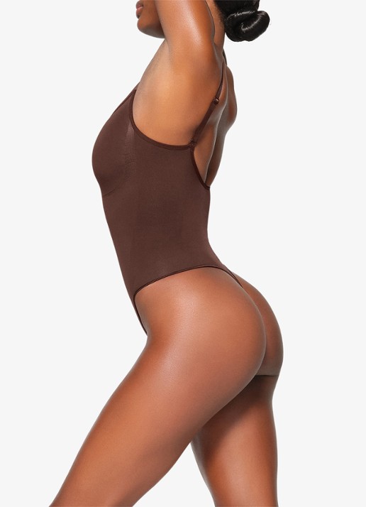 SKIMS Seamless Sculpt low back corrigerende body - detail 4 chocoladebruin
