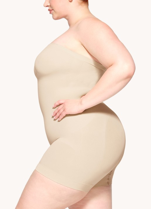 SKIMS Seamless Sculpt strapless corrigerende body - detail 4 zand