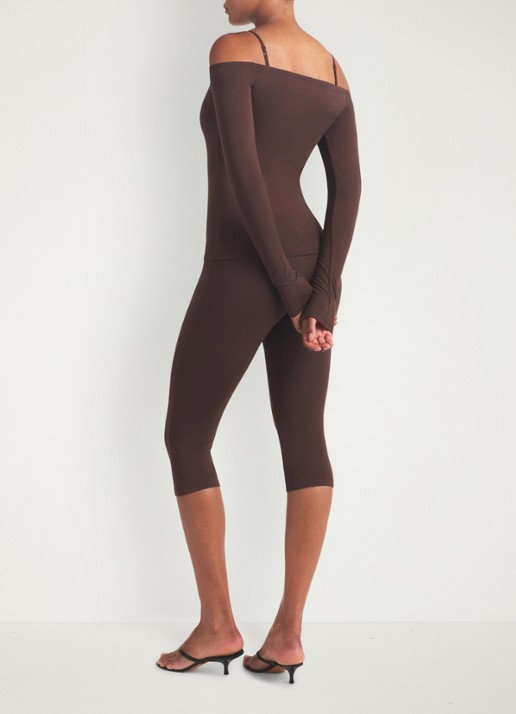 SKIMS Smooth Layers off shoulder top - achterkant 5 chocoladebruin