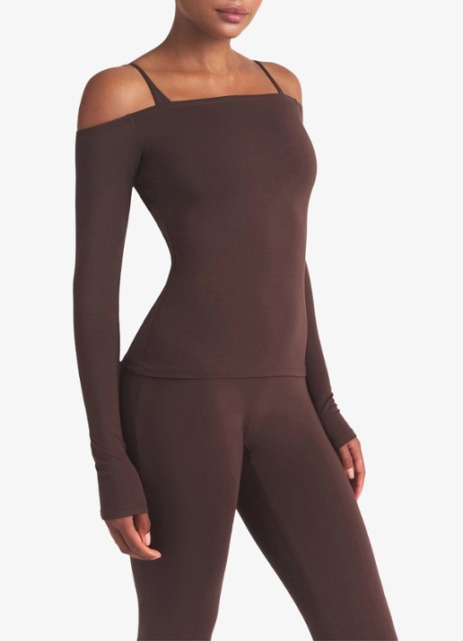 SKIMS Smooth Layers off shoulder top - detail 3 chocoladebruin
