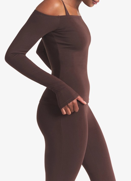 SKIMS Smooth Layers off shoulder top - detail 4 chocoladebruin