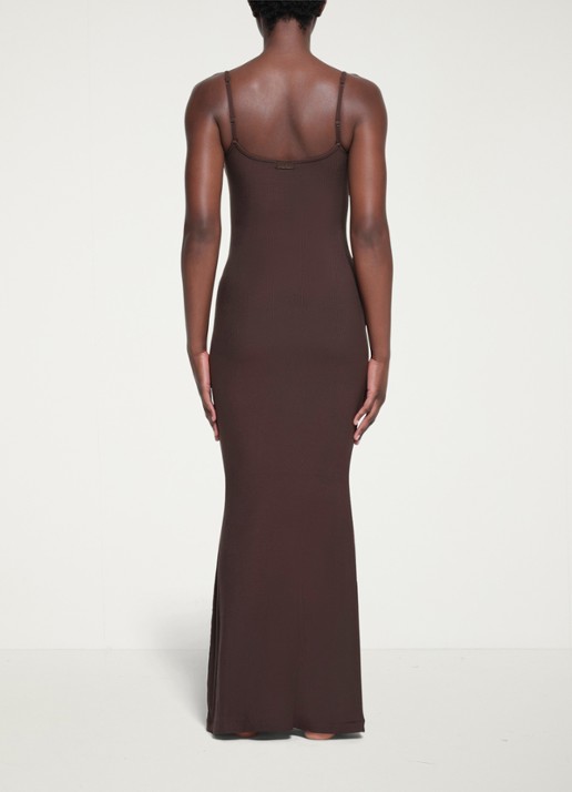 SKIMS Soft Lounge maxi jurk met ribstructuur - achterkant donkerbruin