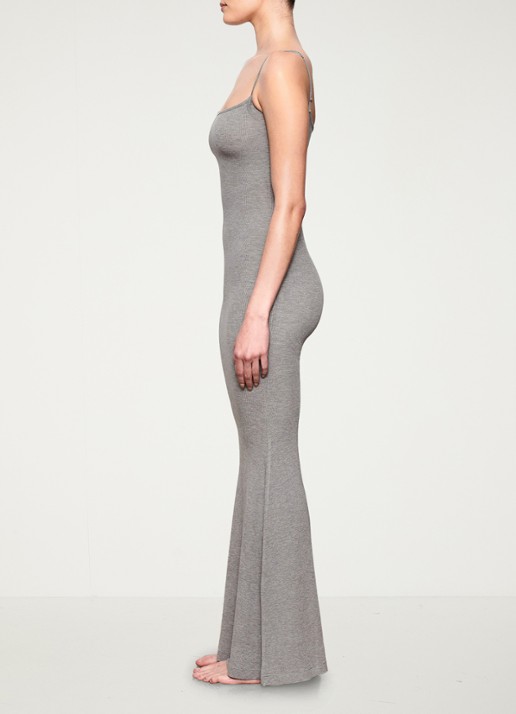 SKIMS Soft Lounge maxi jurk met ribstructuur - detail 4 grijsmele