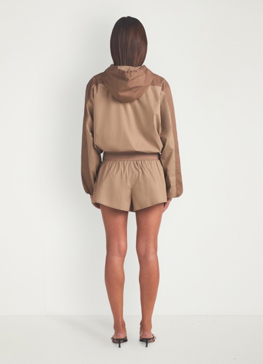 SKIMS Woven Cotton short met logoborduring - achterkant 5 donkerbeige