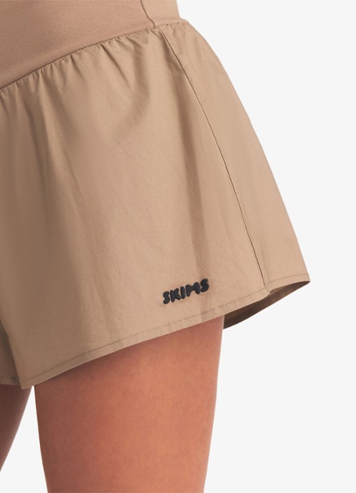 SKIMS Woven Cotton short met logoborduring - detail donkerbeige
