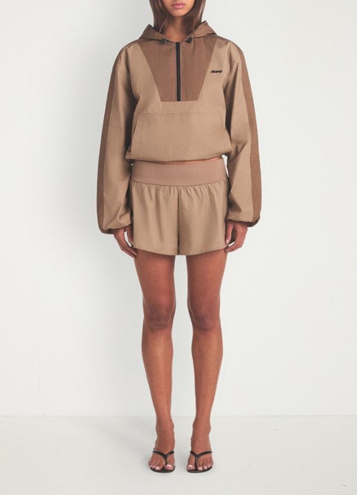 SKIMS Woven Cotton short met logoborduring - voorkant 4 donkerbeige