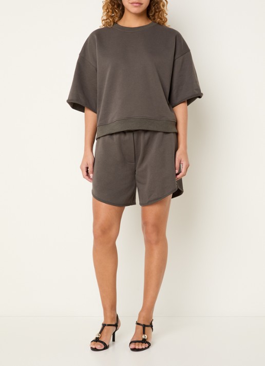 Sofie Schnoor Cruzsw mid waist loose fit korte broek met paspelzakken - voorkant 2 donkergrijs