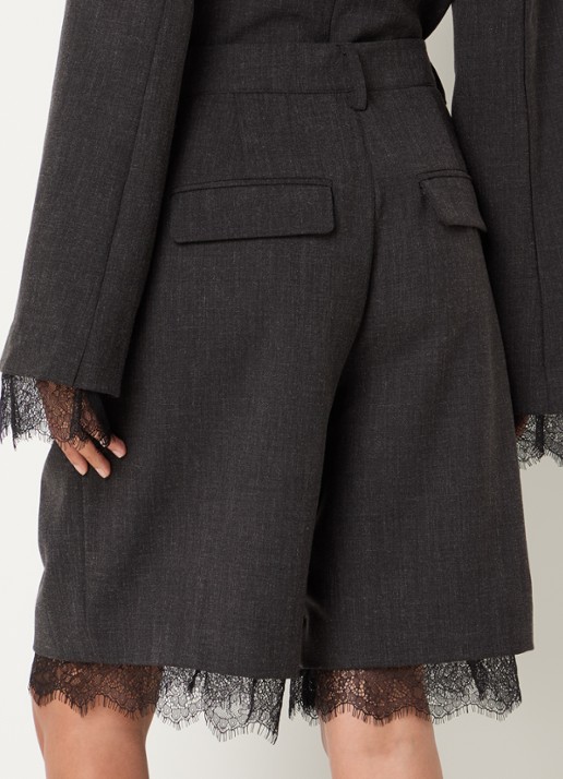 Sofie Schnoor Luciasw high waist wide fit korte broek met details van kant - achterkant 2 antraciet