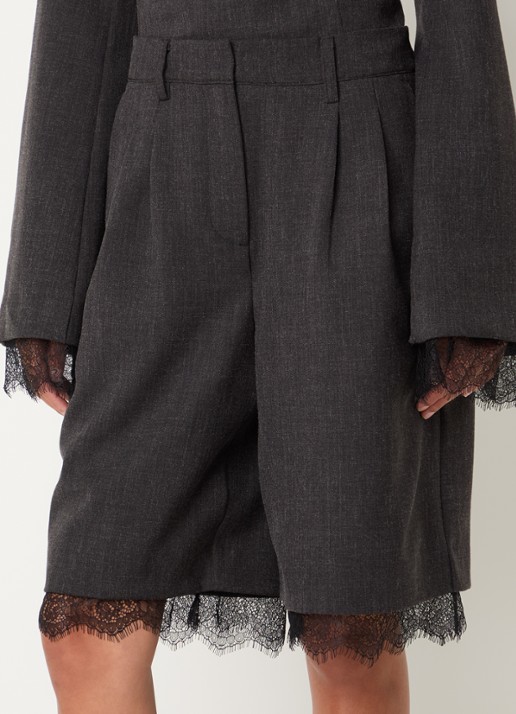 Sofie Schnoor Luciasw high waist wide fit korte broek met details van kant - detail antraciet