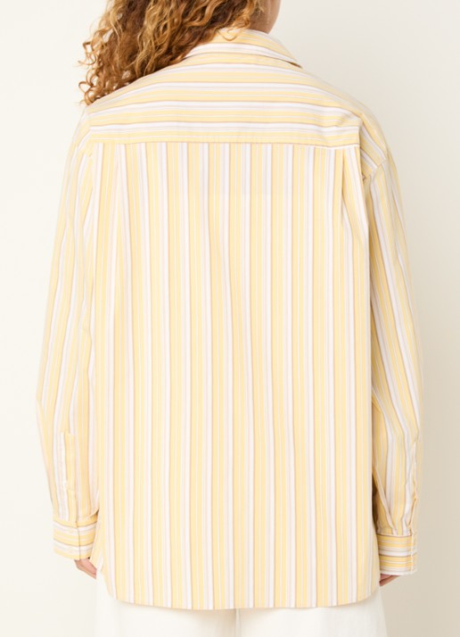 Sofie Schnoor Mercysw blouse met streepprint en logoborduring - achterkant lichtgeel