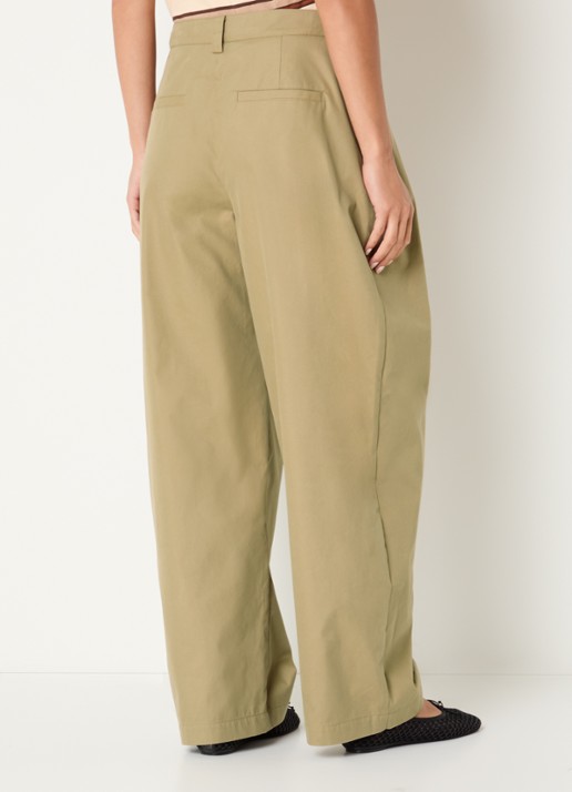 Sofie Schnoor Tamarasw mid waist balloon fit chino met plooidetail en steekzakken  - achterkant 2 khaki