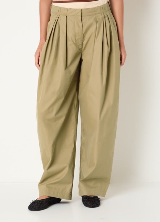 Sofie Schnoor Tamarasw mid waist balloon fit chino met plooidetail en steekzakken