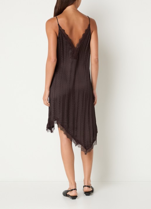 Sofie Schnoor Winonasw midi jurk met asymmetrische zoom en details van kant - achterkant 4 donkerbruin
