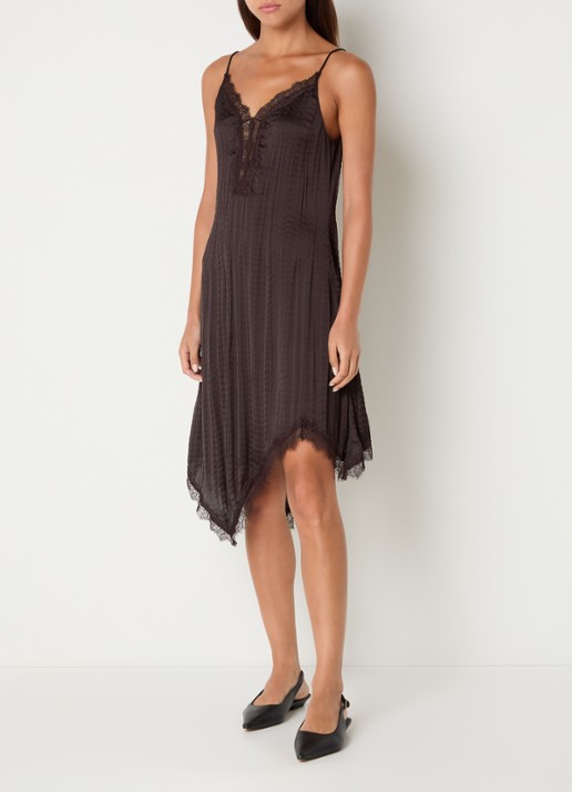 Sofie Schnoor Winonasw midi jurk met asymmetrische zoom en details van kant