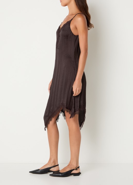 Sofie Schnoor Winonasw midi jurk met asymmetrische zoom en details van kant - voorkant 2 donkerbruin