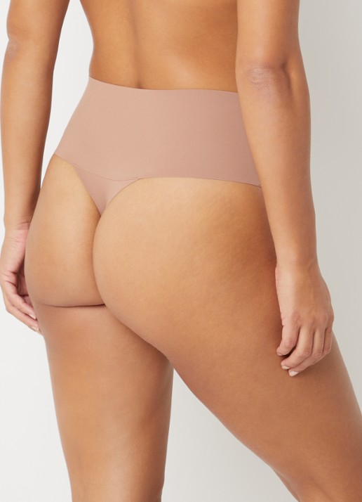 SPANX SPANXsupersmooth® Undie-tectable® naadloze corrigerende string - achterkant zand