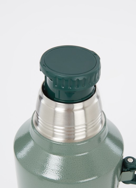 Stanley The Legendary Classic thermosfles 2,3 liter - voorkant 2 donkergroen