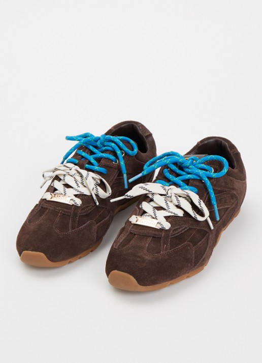 Steve Madden Asiel sneaker van suède - detail chocoladebruin