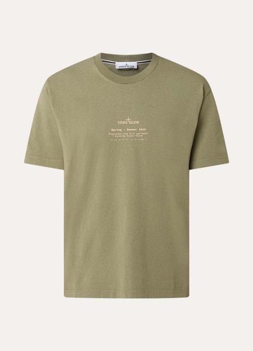 Stone Island 12002 T-shirt met logo- en backprint - voorkant olijfgroen