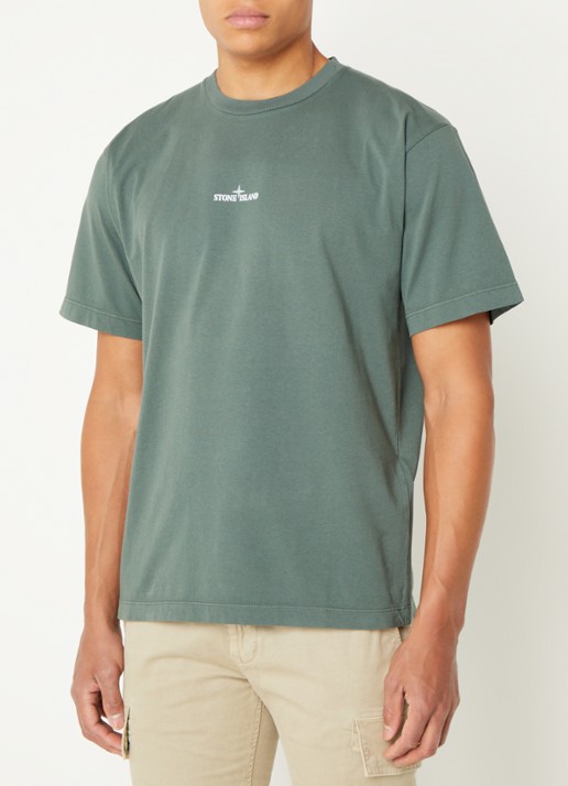 Stone Island 2RC89 T-shirt met logo- en backprint - achterkant 3 legergroen