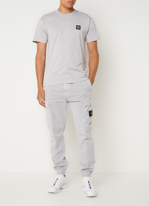 Stone Island 313L1 tapered fit cargobroek met logo - voorkant 5 lichtgrijs
