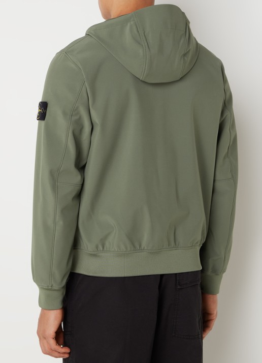 Stone Island 40227 softshell jack met logo en capuchon - achterkant 4 legergroen