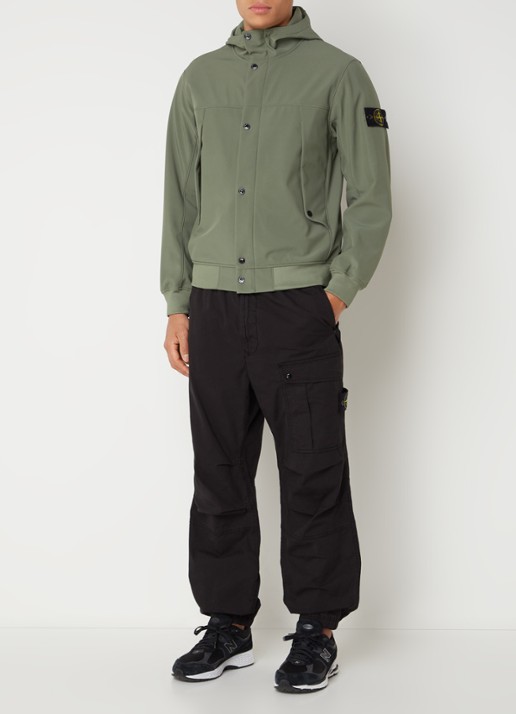 Stone Island 40227 softshell jack met logo en capuchon - voorkant 6 legergroen