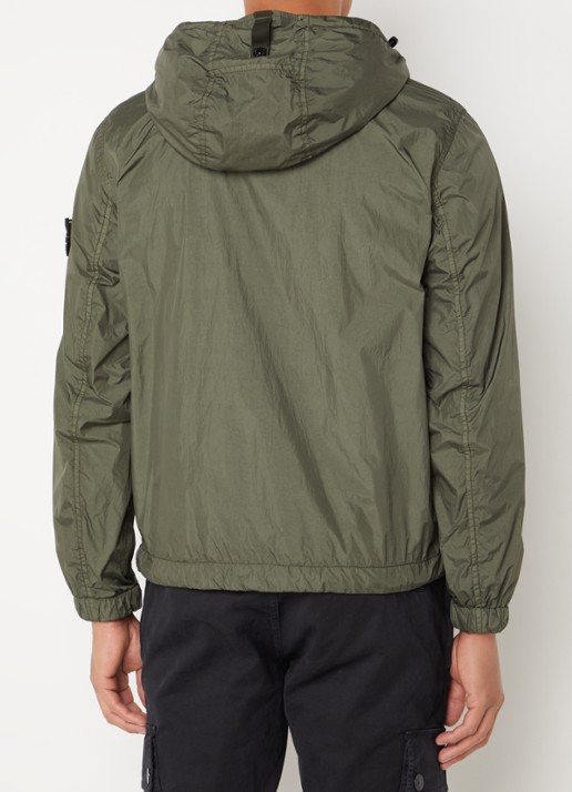 Stone Island 40922 windjack met capuchon en logo - achterkant legergroen