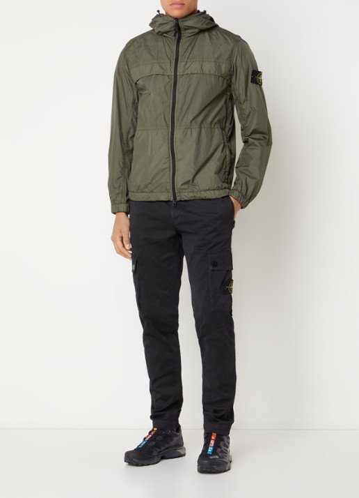 Stone Island 40922 windjack met capuchon en logo - voorkant 6 legergroen