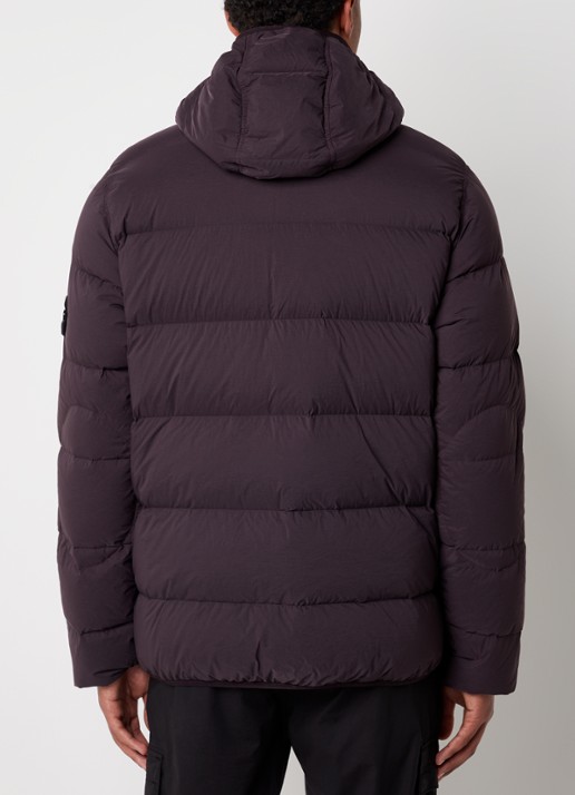 Stone Island 43728 puffer jack met logo met donsvullling - achterkant aubergine