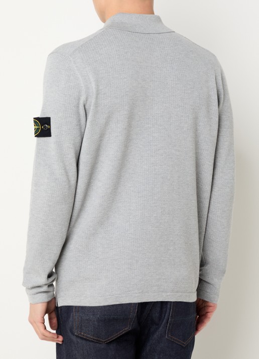 Stone Island 64349 fijngebreide trui met polokraag en logo - achterkant grijsmele