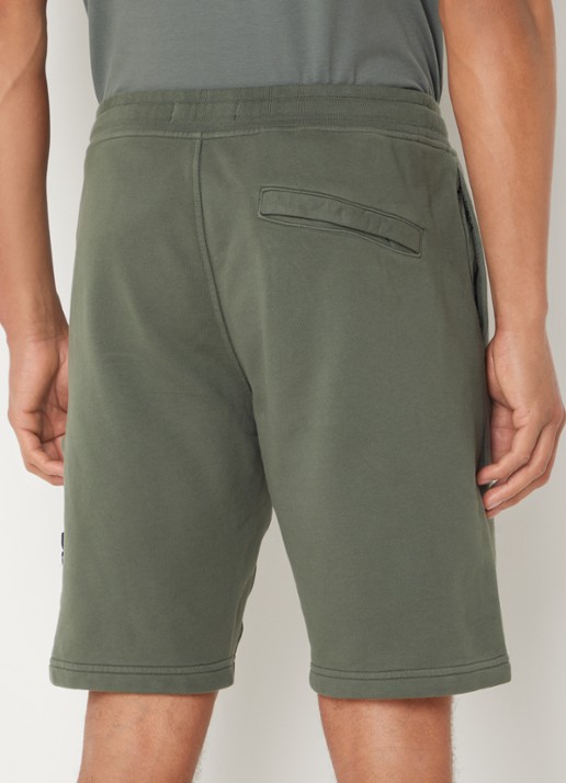 Stone Island 64651 straight fit korte joggingbroek met logo                                   - achterkant legergroen