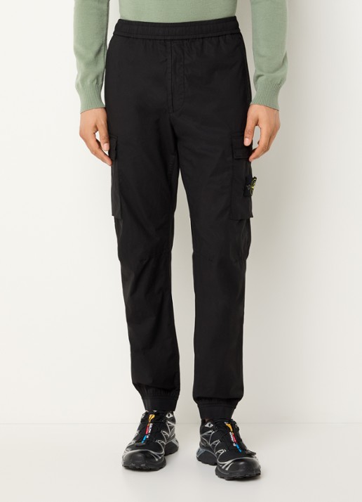 Stone Island 93582 tapered fit cargobroek met steekzakken en logo