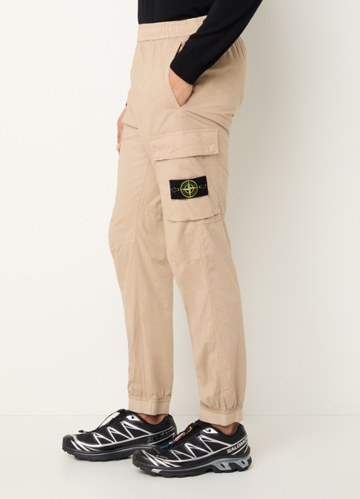 Stone Island 93582 tapered fit cargobroek met steekzakken en logo - detail 5 beige