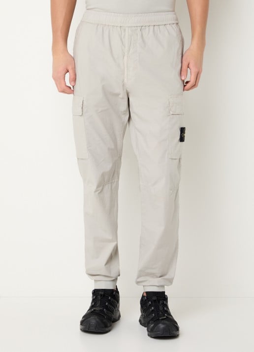 Stone Island 93582 tapered fit cargobroek met steekzakken en logo