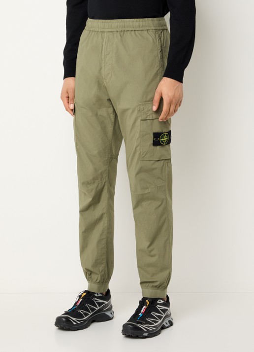 Stone Island 93582 tapered fit cargobroek met steekzakken en logo
