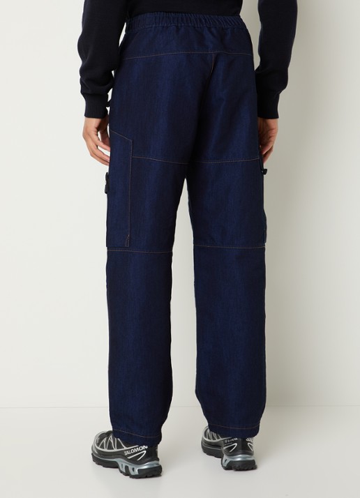 Stone Island K2S15 straight fit cargobroek van denim met klepzakken en logo - achterkant indigo